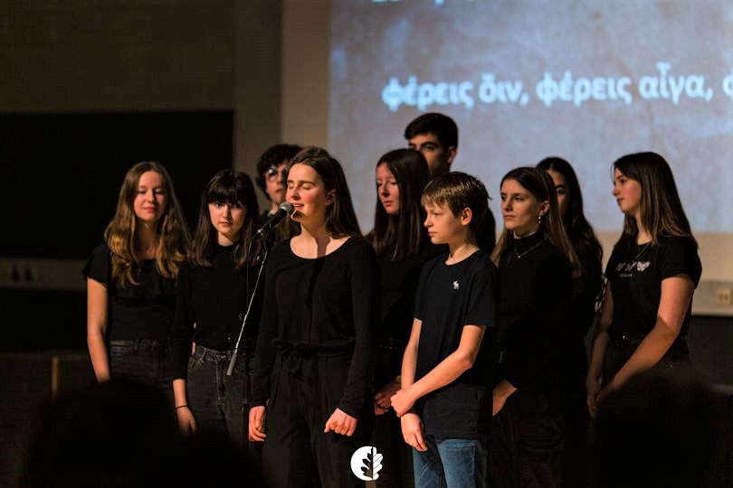 leerlingen Grieks zingen een oud-Grieks lied