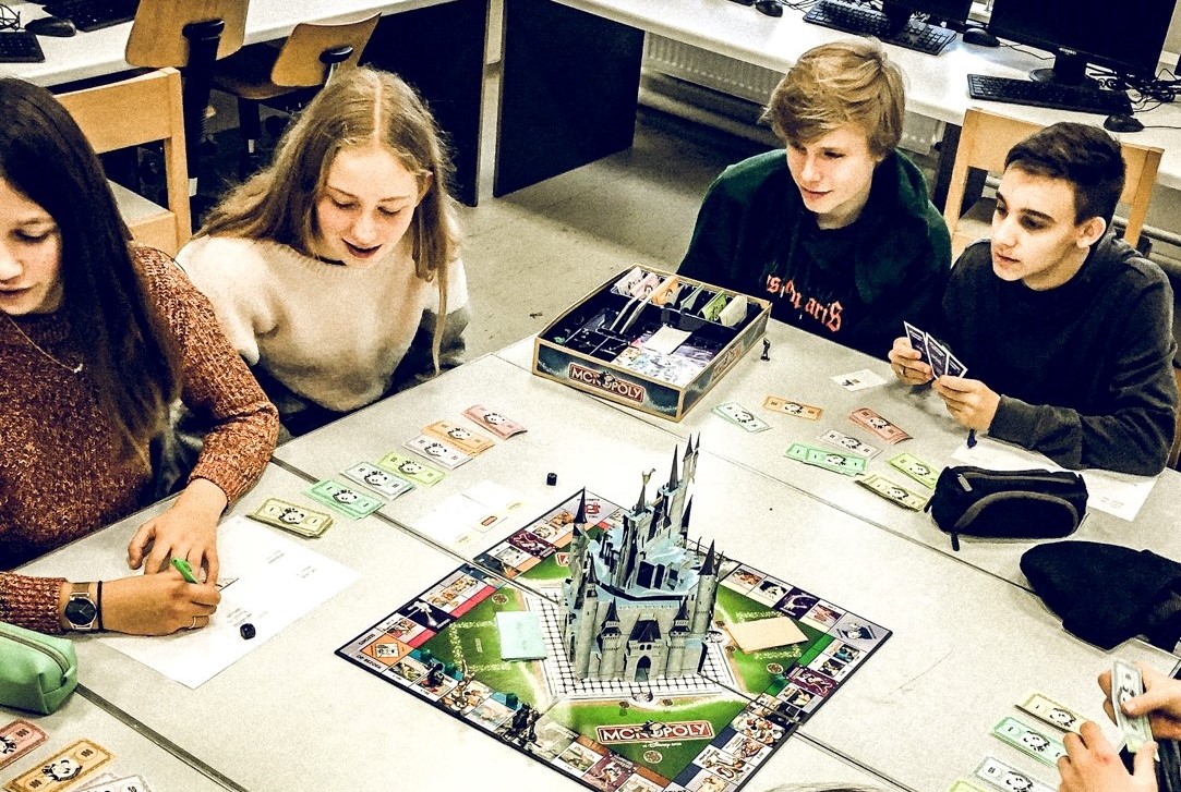 leerlingen spelen monopoliespel lessen economie