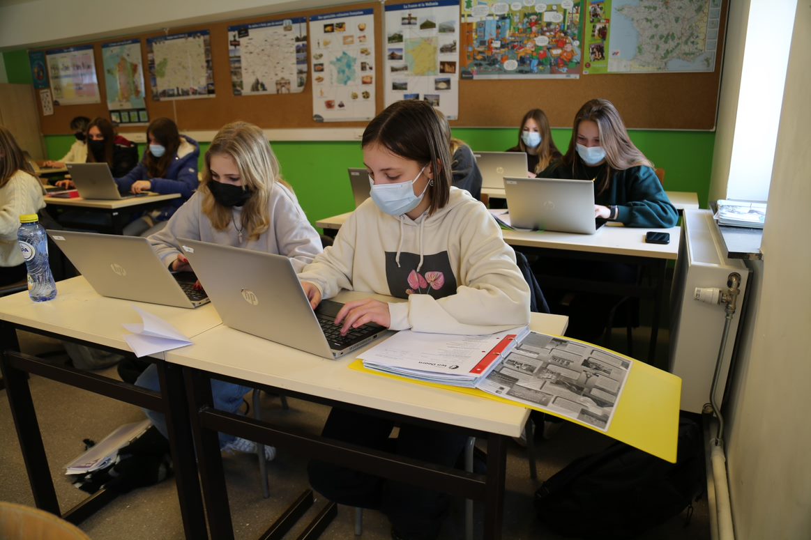 leerlingen met laptop in de klas