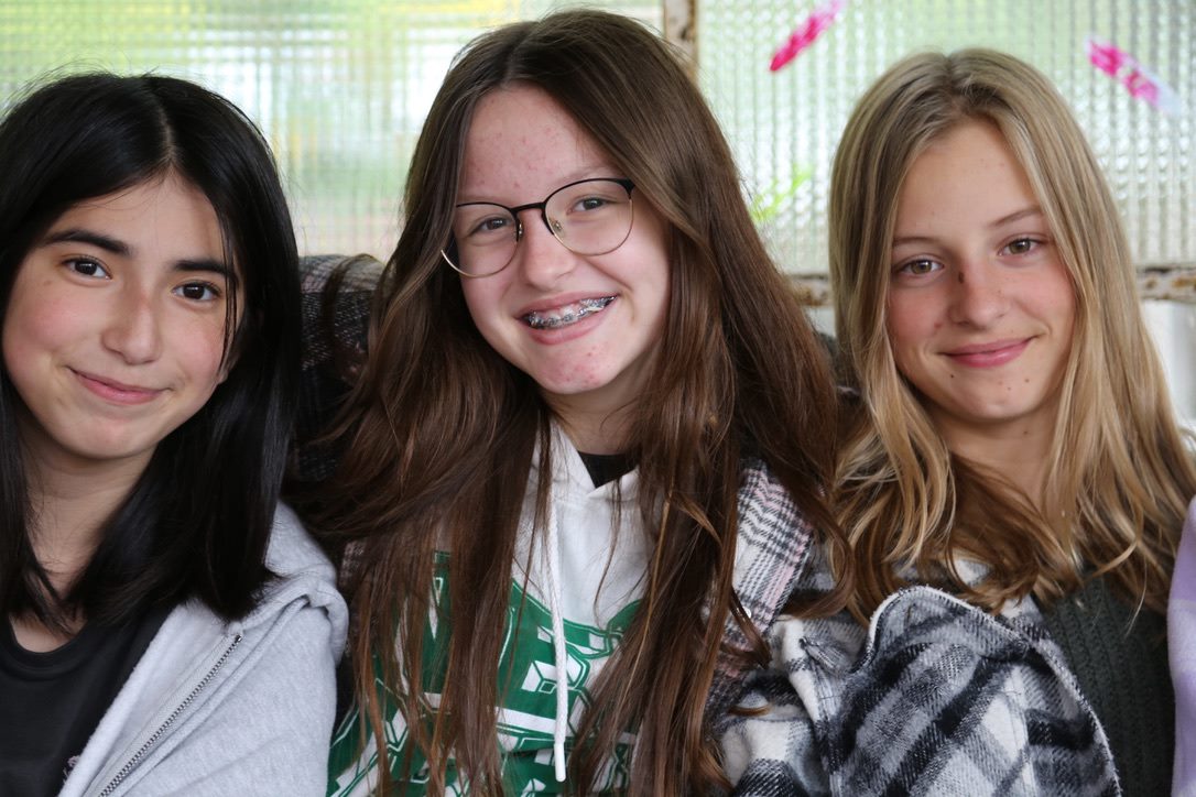 drie leerlingen Collegium onder pergola