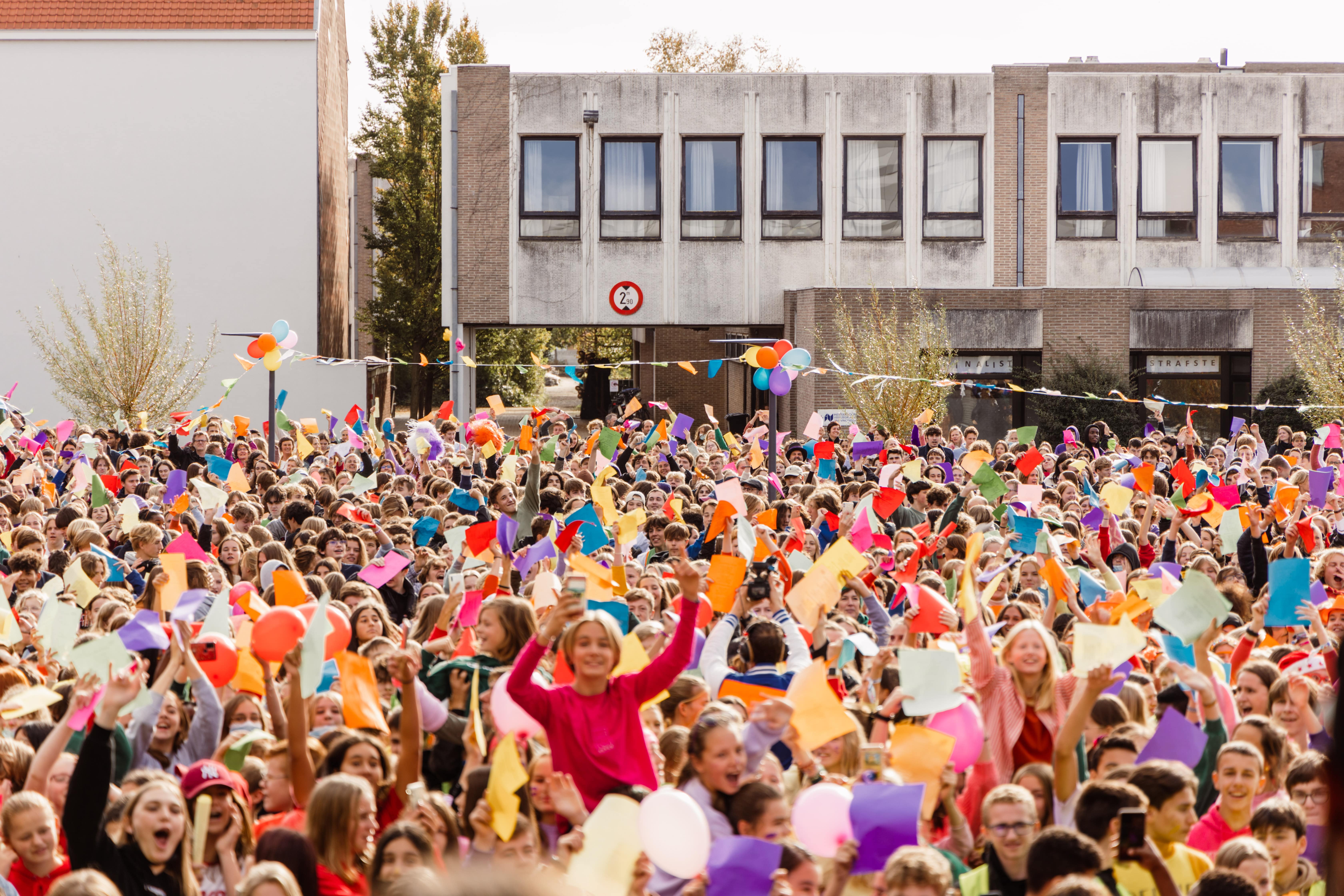 sfeer met alle klassen op het Wilgenplein