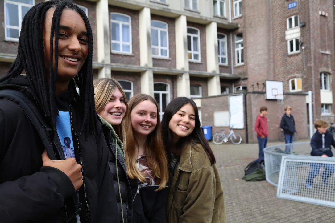 leerlingen op de speelplaats