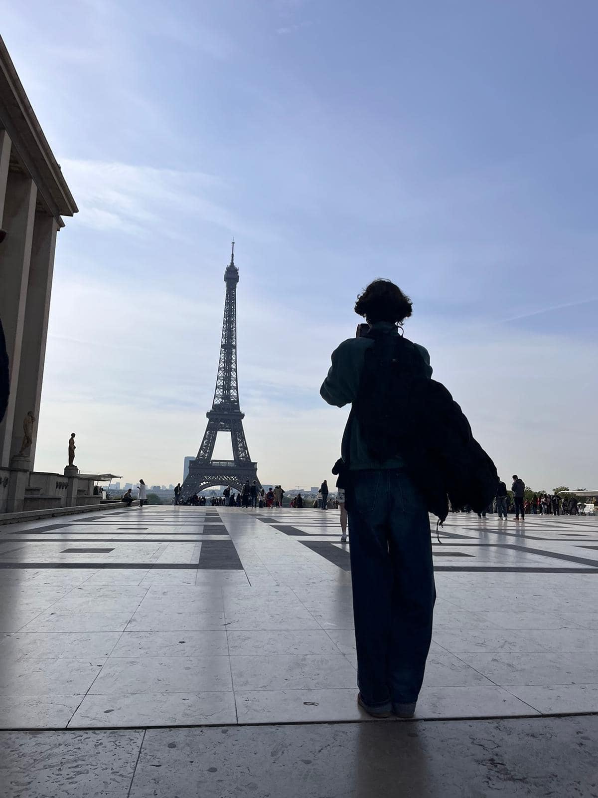 foto leerling bij Eiffeltoren