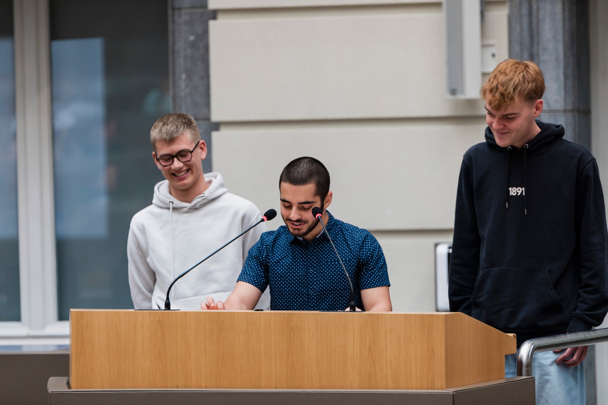 leerlingen aan het spreken in parlement