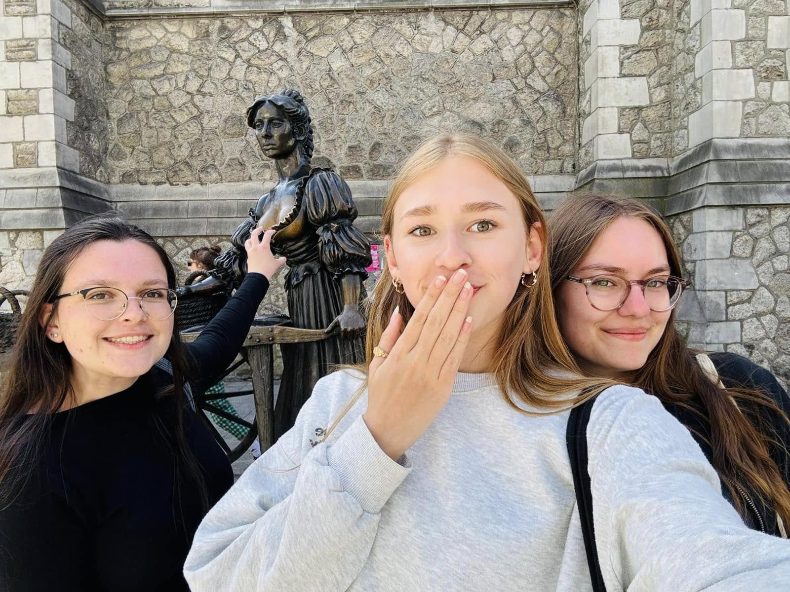 leerlingen bij standbeeld
