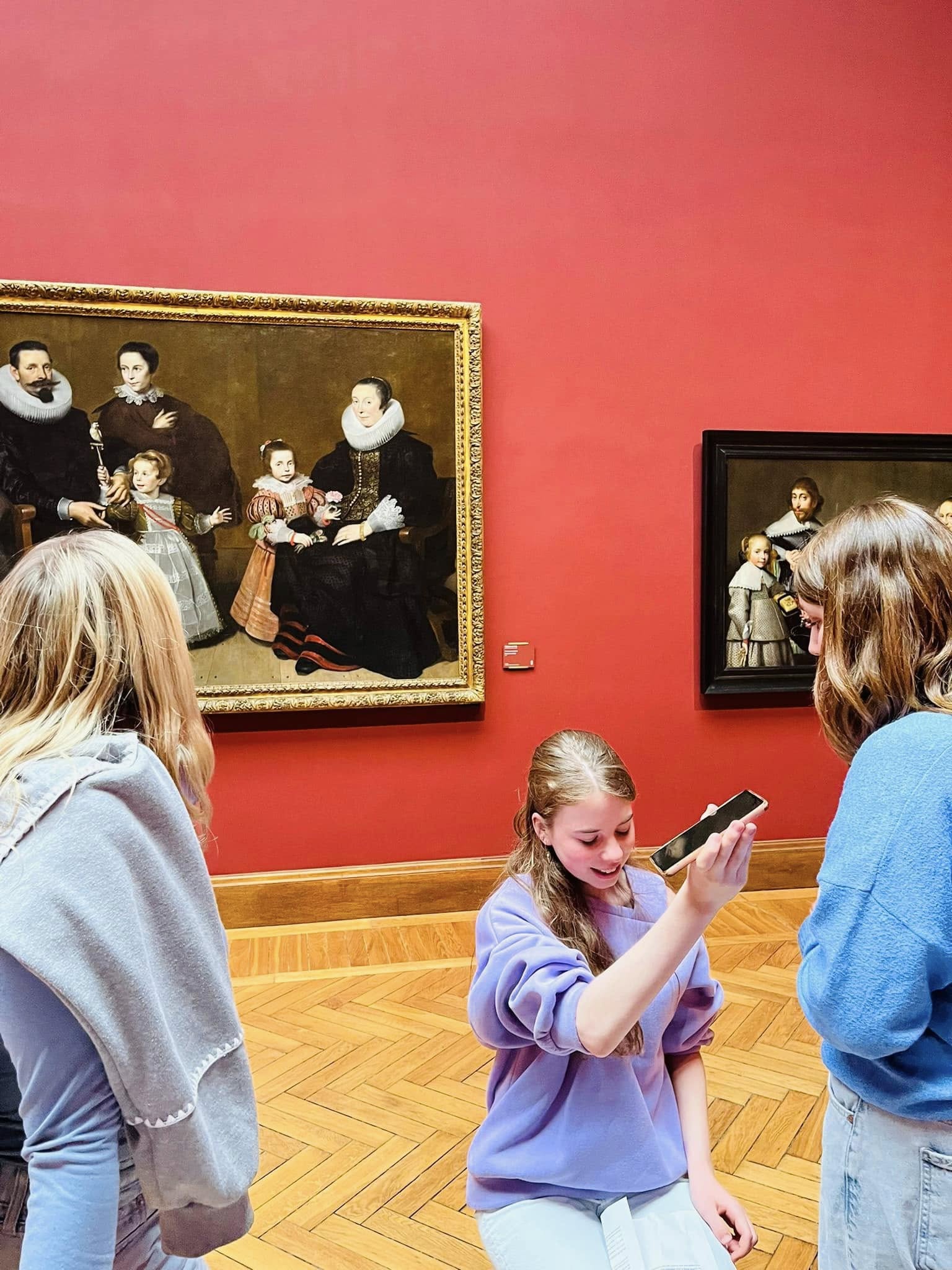 leerlingen in museum